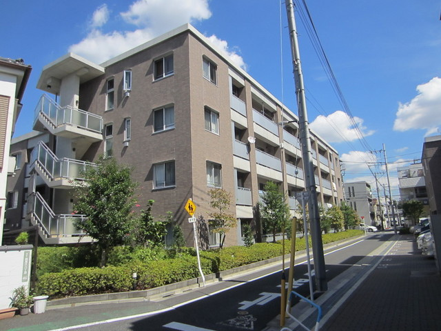 プリムヴェール西尾久の外観|青空に映えるキレイなタイル貼りのマンションです。