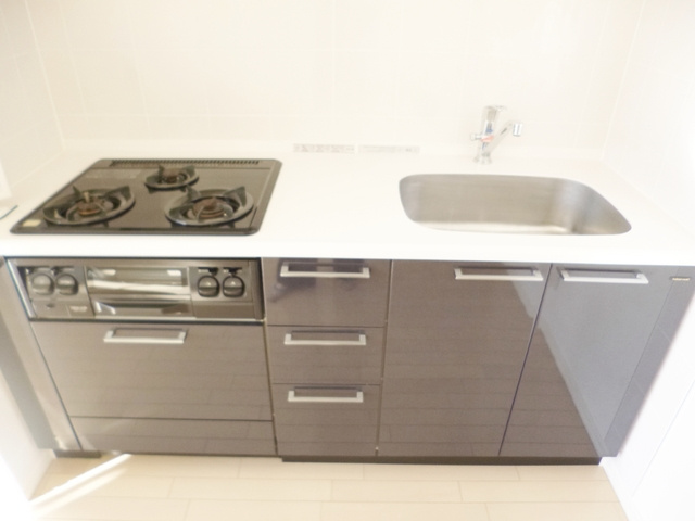 プリムヴェール西尾久のキッチン|3口のガスシステムキッチン！