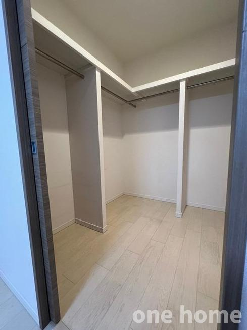 ローレルコート新大阪の収納|◆ウォークインクローゼット完備！ハードローブが把握しやすく、スッキリ収納できるスグレ物です！