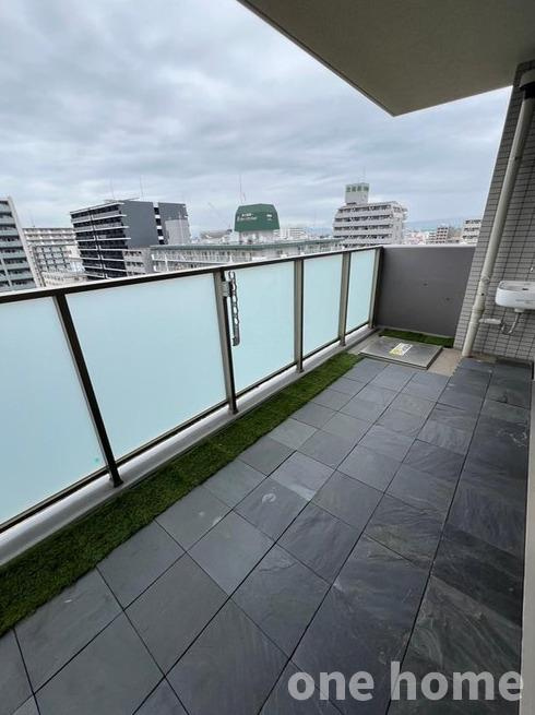 ローレルコート新大阪のバルコニー|◆広々バルコニーです！手すり壁にすりガラスが採用され、光を通してくれ明るいバルコニーです！