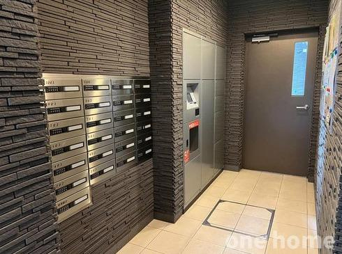 ローレルコート新大阪の設備|◆留守でも荷物の受け取りができる宅配ボックス完備！再配達を依頼する負担から解放されます！