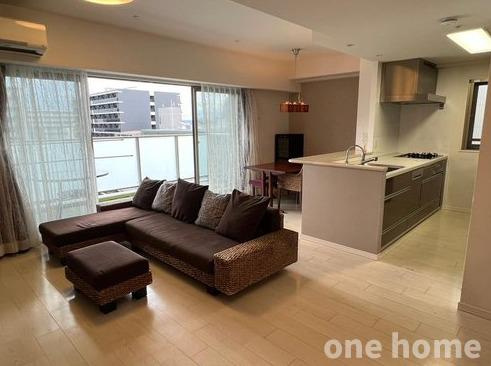 ローレルコート新大阪の居間・リビング|◆LDK 別角度です！リビングと一体化し、広々とした空間を演出する人気の対面式キッチンです！
◆掃き出し窓から陽光差し込む明るい空間です！