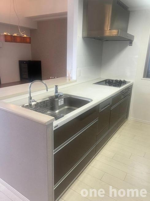 ローレルコート新大阪のキッチン|◆グリル付き３口ガスコンロ搭載！
◆時短のマストアイテム食器洗浄乾燥機 完備！