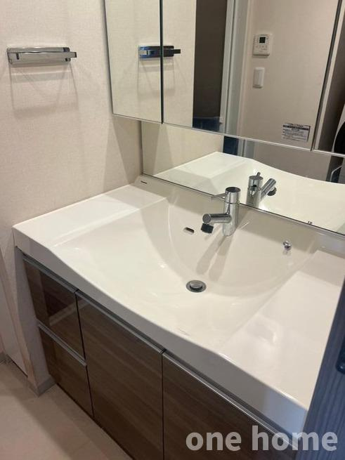 ローレルコート新大阪の独立洗面台|◆三面鏡の洗面化粧台です！
◆ミラー背面とボウル下に日用品を収納できます！