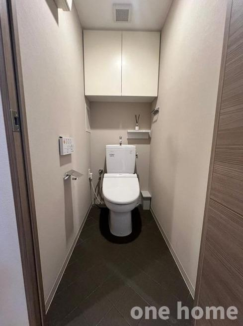 ローレルコート新大阪のトイレ|◆トイレには扉付きの収納が完備！トイレットペーパーなど収納できます！