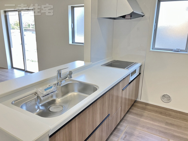 碧南市岬町のキッチン|対面式システムキッチン。キッチンを中心に笑顔と会話がはずむ開放的なスタイルです♪