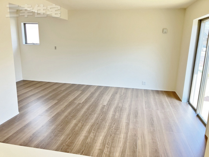 碧南市岬町の居間・リビング|キッチンから見たリビング