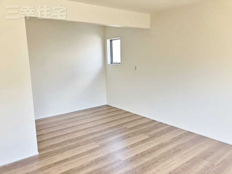 碧南市岬町の居間・リビング|フリースペースに学習机を置いてリビングのそばで勉強をしてはいかが