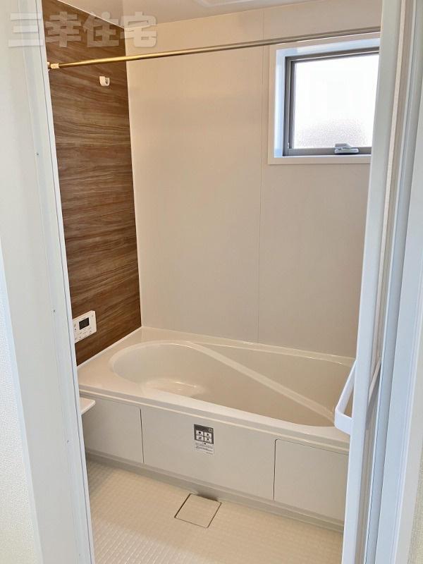 碧南市岬町の浴室|浴室暖房衣類乾燥機を完備。浴室でふんわり衣類乾燥もできるから、雨の日も安心です
