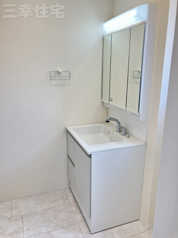 碧南市岬町の洗面所|3面鏡の洗髪洗面化粧台には、十分な可動式収納棚も付いた見た目も美しく機能性に優れた使いやすい仕様です