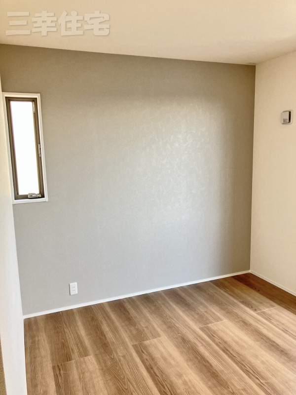 碧南市岬町の寝室|主寝室のアクセントクロスがオシャレですね！