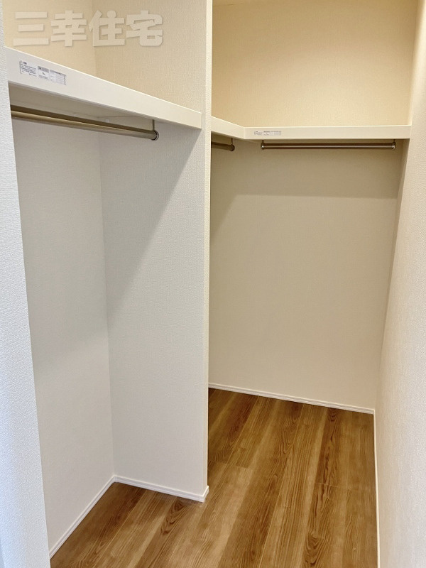 碧南市岬町の収納|とっても広いウォークインクローゼット。もはや個室になりえる広さ