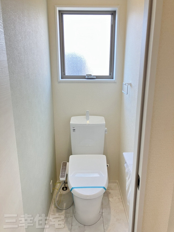 碧南市岬町のトイレ|2階のシャワートイレも少ない水でパワフルな洗浄力を実現しています。 環境にやさしく、経済的です