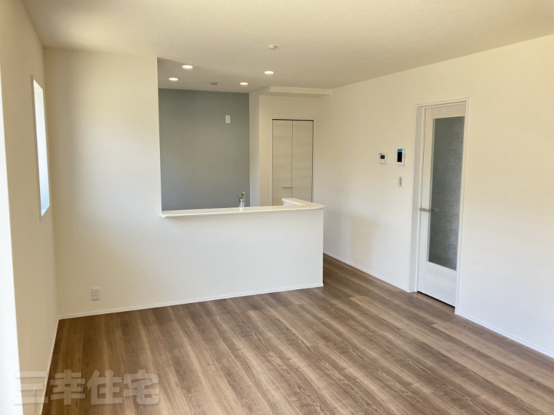 碧南市岬町のキッチン|落ち着きのある飽きのこない木の温もりを感じられるリビングダイニング18.7帖