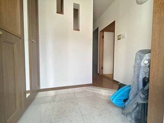 文京区西片2丁目　中古戸建の玄関|玄関横にはシューズボックスがついているため、片付いた玄関がキープできます！

現地ご見学希望・資料請求などお気軽にお問い合わせ下さい！
03-5990-5201