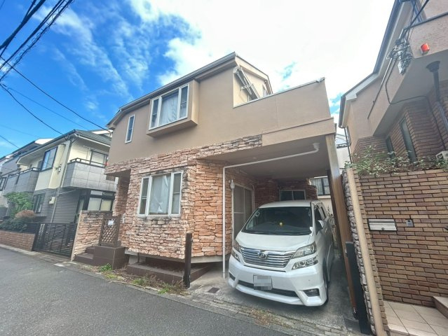 文京区西片2丁目　中古戸建の前面道路含む現地写真|雨でも大切な車が濡れないビルトインガレージです。

現地ご見学希望・資料請求などお気軽にお問い合わせ下さい！
03-5990-5201