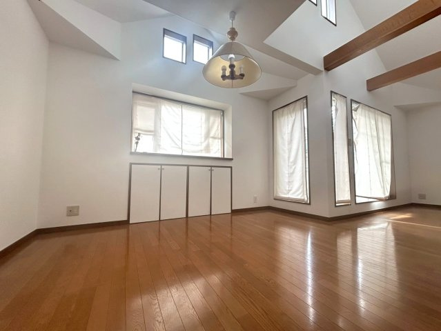 文京区西片2丁目　中古戸建の居間・リビング|吹き抜けのあるリビング。窓から豊かな光が注ぐ、明るく開放的なリビングが実現！

現地ご見学希望・資料請求などお気軽にお問い合わせ下さい！
03-5990-5201