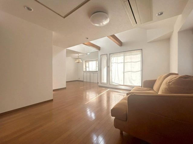 文京区西片2丁目　中古戸建の居間・リビング|普段使わない季節物などの収納にも便利な小屋裏収納付きです。

現地ご見学希望・資料請求などお気軽にお問い合わせ下さい！
03-5990-5201