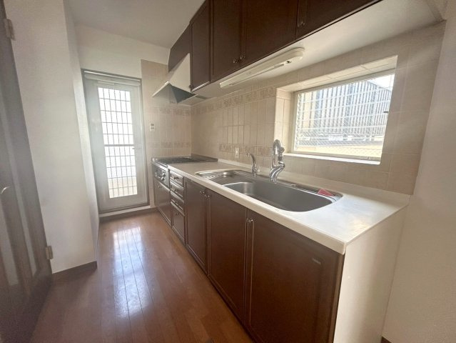 文京区西片2丁目　中古戸建のキッチン|不純物を取り除き、安全なお水を作ってくれる浄水器付き！

現地ご見学希望・資料請求などお気軽にお問い合わせ下さい！
03-5990-5201