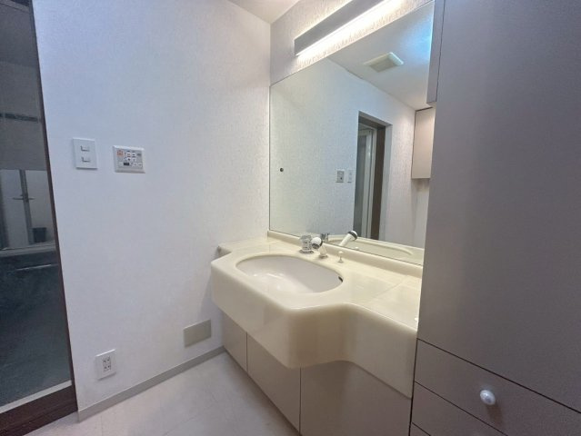 文京区西片2丁目　中古戸建の独立洗面台|洗面室には収納付き！バスタオルや洗剤を入れたり、使い方はアイデア次第。

現地ご見学希望・資料請求などお気軽にお問い合わせ下さい！
03-5990-5201