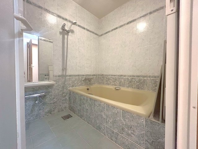 文京区西片2丁目　中古戸建の浴室|白を基調とした清潔感のあるバスルームです。

現地ご見学希望・資料請求などお気軽にお問い合わせ下さい！
03-5990-5201