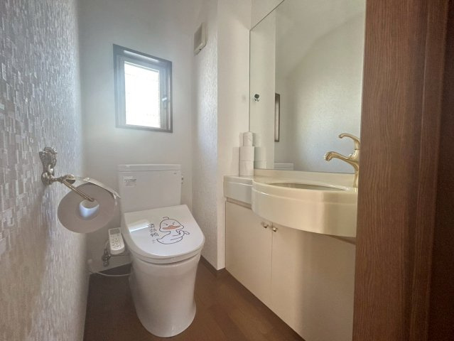 文京区西片2丁目　中古戸建のトイレ|毎日使用する場所は、換気も出来るよう窓も完備！

現地ご見学希望・資料請求などお気軽にお問い合わせ下さい！
03-5990-5201