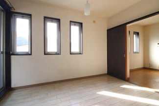 【居間・リビング】 | 角部屋で窓が多く明るい居間です