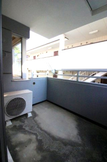 【バルコニー】 | インナーバルコニーなので突然の雨でも洗濯物が心配ありません