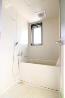 【浴室】 | 窓のある明るい浴室　湿気対策も十分です
