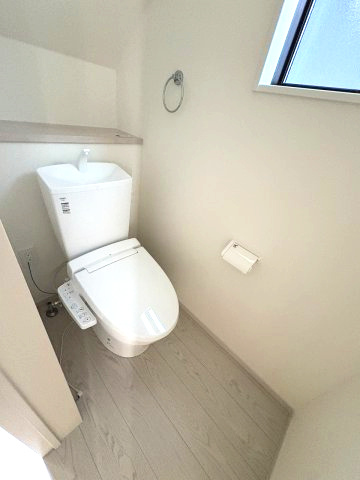 【トイレ】 | 春日市一の谷5丁目2期　2号棟（全4棟）【仲介手数料無料・0円】 | 現地写真。1階のトイレです。