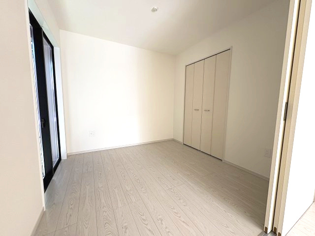 【洋室】 | 春日市一の谷5丁目2期　2号棟（全4棟）【仲介手数料無料・0円】 | 現地写真。1階洋室です。