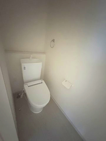 【内装】 | 春日市一の谷5丁目2期　2号棟（全4棟）【仲介手数料無料・0円】 | 施工例。2階にもトイレです。施工例は完成時と異なる場合があります。