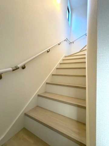 【内装】 | 春日市一の谷5丁目2期　2号棟（全4棟）【仲介手数料無料・0円】 | 現地写真。2階へ上がる階段です。手摺もついて安全ですね。