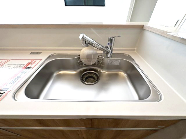 【キッチン】 | 春日市一の谷5丁目2期　2号棟（全4棟）【仲介手数料無料・0円】 | 施工例。施工例は完成時と異なる場合があります。
