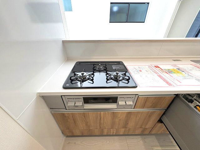 【キッチン】 | 春日市一の谷5丁目2期　2号棟（全4棟）【仲介手数料無料・0円】 | 施工例。施工例は完成時と異なる場合があります。