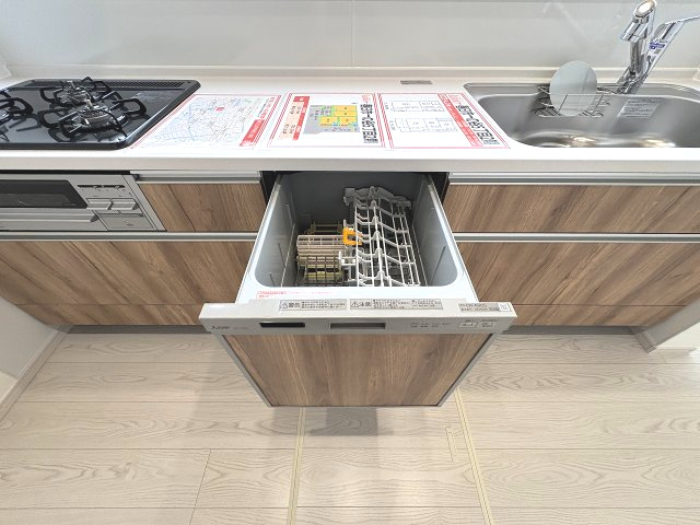 【キッチン】 | 春日市一の谷5丁目2期　2号棟（全4棟）【仲介手数料無料・0円】 | 施工例。施工例は完成時と異なる場合があります。