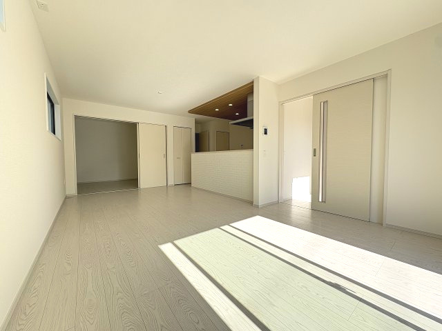 【居間・リビング】 | 春日市一の谷5丁目2期　2号棟（全4棟）【仲介手数料無料・0円】 | 現地写真。リビングです。