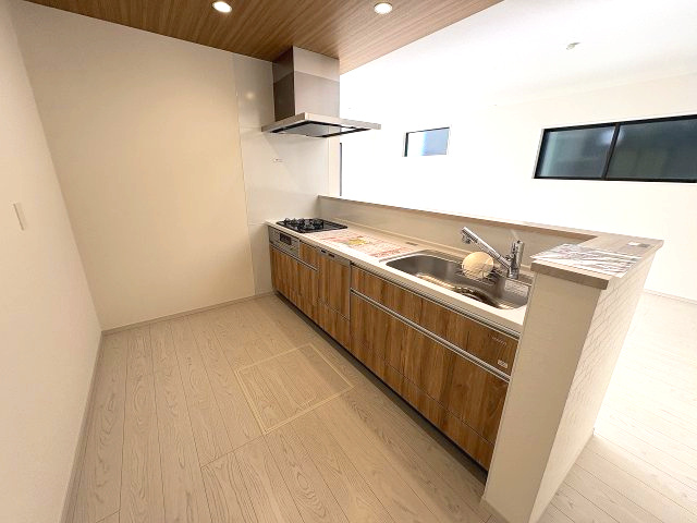 【キッチン】 | 春日市一の谷5丁目2期　2号棟（全4棟）【仲介手数料無料・0円】 | 施工例。施工例は完成時と異なる場合があります。