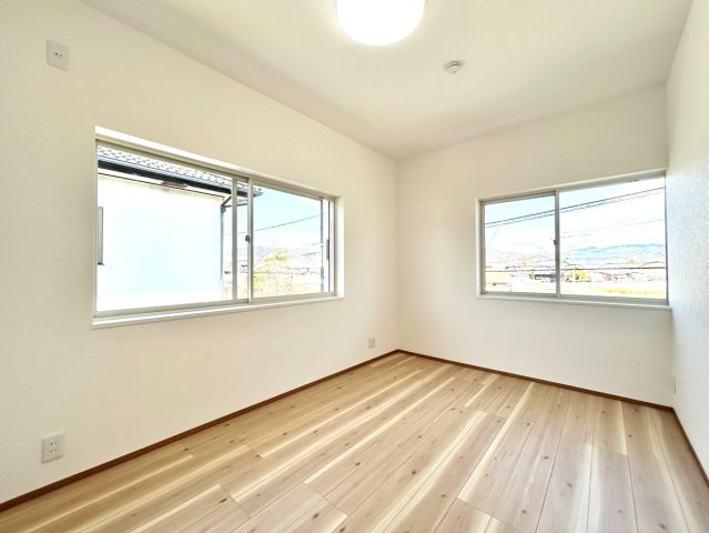 土佐市高岡町甲　中古戸建ての前面道路含む現地写真|前面道路幅員約4.3m