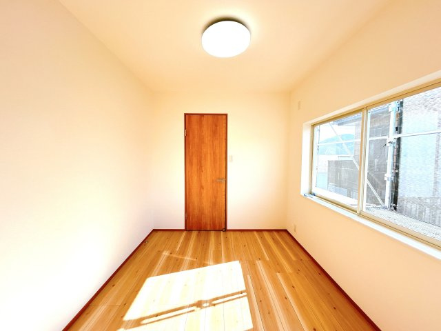 土佐市高岡町甲　中古戸建ての洋室