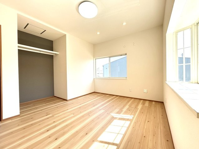 土佐市高岡町甲　中古戸建ての洋室