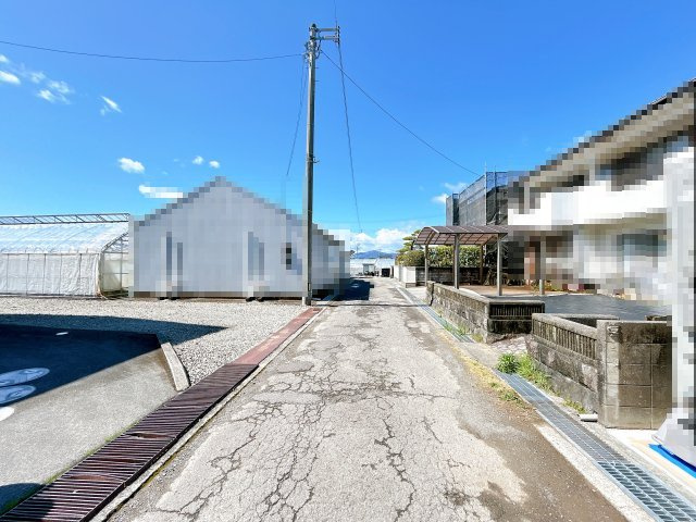 土佐市高岡町甲　中古戸建ての前面道路含む現地写真