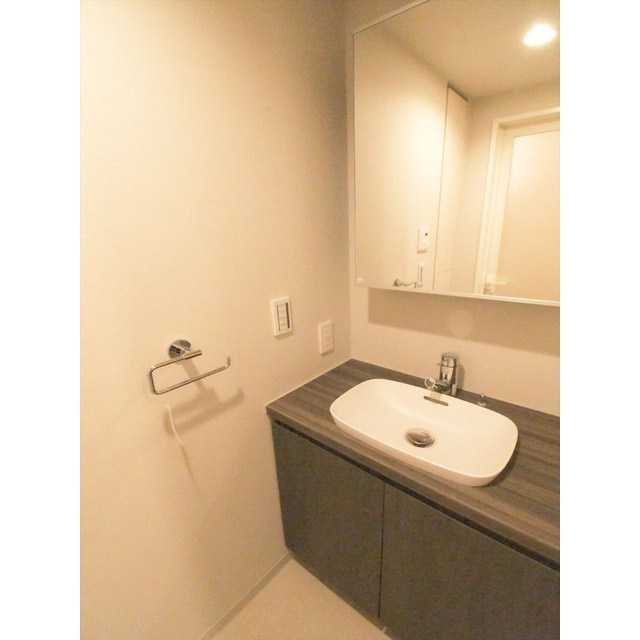 コスモグラシア池田山の洗面所|広い洗面スペース