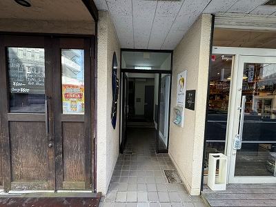 松屋ビルのエントランス
