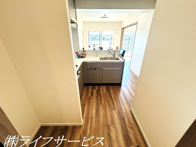 【洗面所】 | レックスタウン新高１号館 | キッチン／キッチンは洗面室と行き来ができる２ＷＡＹ仕様！冷蔵庫置場も確保されています！