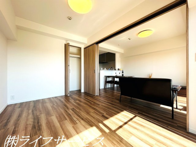 【洋室】 | レックスタウン新高１号館 | 洋室５.８帖とリビングルーム／東南向きのバルコニーに面した陽当り良好のお部屋です！引戸を開け放って広々とお使いいただけます。クローゼットも完備！