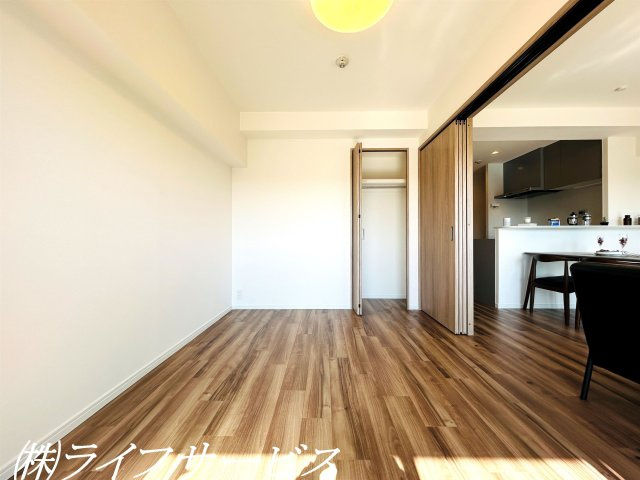 【洋室】 | レックスタウン新高１号館 | 洋室５.８帖とリビングルーム／東南向きのバルコニーに面した陽当り良好のお部屋です！引戸を開け放って広々とお使いいただけます。クローゼットも完備！