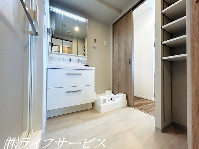 【洗面所】 | レックスタウン新高１号館 | 洗面室／２ＷＡＹ仕様の洗面室にはリネン庫としてお使いいただける可動棚あり！