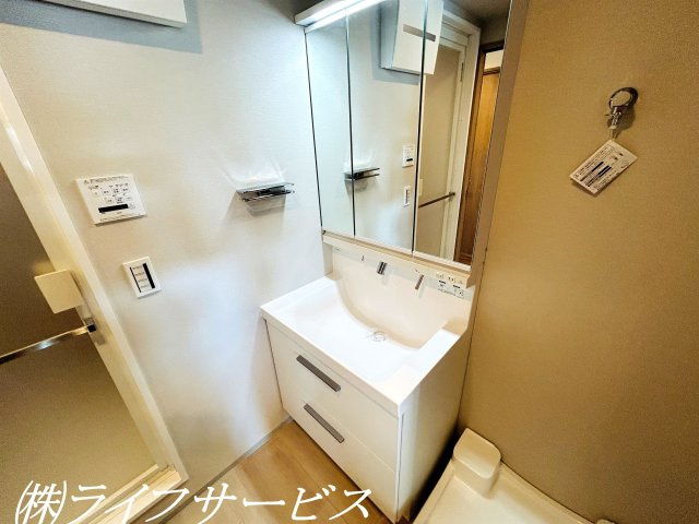 【洗面所】 | レックスタウン新高１号館 | 洗面化粧台／３面鏡付のシャワー付洗面化粧台！鏡の裏に小物類の収納が可能です！