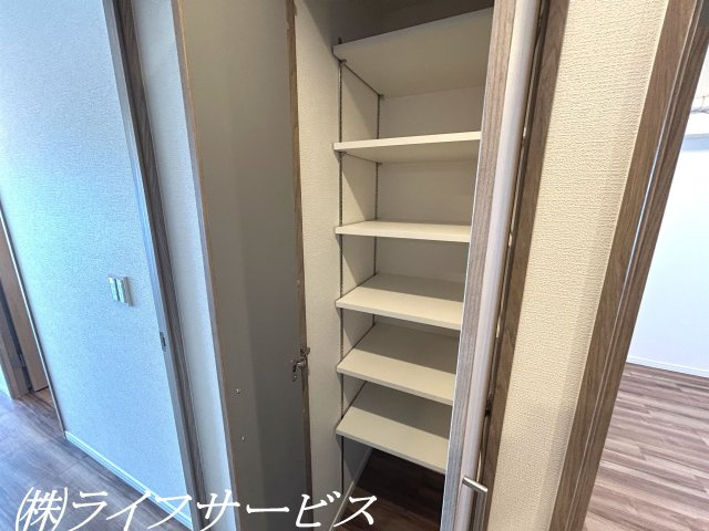 【収納】 | レックスタウン新高１号館 | 廊下に物入あり！可動棚タイプにつき収納する物に合わせて調節が可能です！